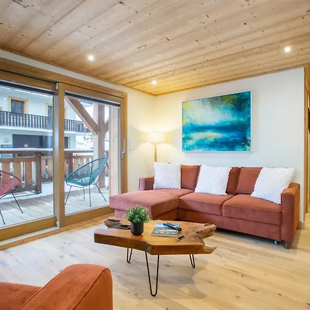 Apartment 2 Bedroom Haven In Enviable Location *